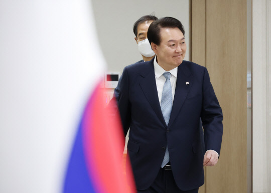 국무회의 입장하는 윤석열 대통령      (서울=연합뉴스) 안정원 기자 = 윤석열 대통령이 25일 서울 용산 대통령실 청사에서 열린 국무회의에 입장하고 있다. 2023.1.25      jeong@yna.co.kr  (끝)